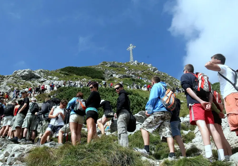 Ile się wchodzi na Giewont? Czas, szlaki i kolejki - poznaj fakty