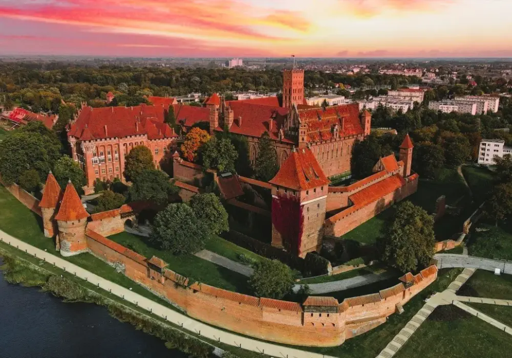Zamek w Malborku: Tajemnice, legendy i ciekawostki (do 70 znaków)