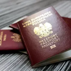 Paszport czy dowód dla dziecka – co wybrać na podróż za granicę?
