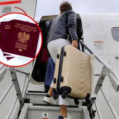 Osoba z walizką wchodzi po schodach do samolotu. W tle polskie paszporty. Czy do Rumunii potrzebny jest paszport? Tak, jeśli nie jesteś obywatelem UE.