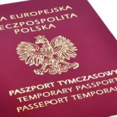Czerwony paszport tymczasowy Rzeczypospolitej Polskiej z godłem. Numer paszportu znajduje się na stronie z danymi osobowymi.