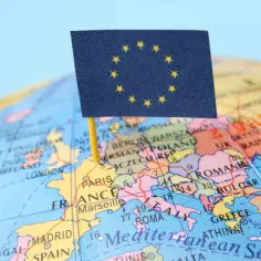 Flaga UE na globusie nad Europą. Czy Turcja jest w Unii Europejskiej? Mapa pokazuje kraje europejskie.