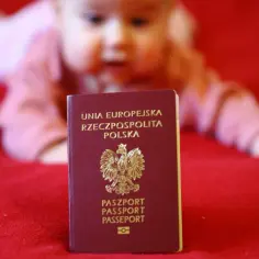 Paszport dziecka na czerwonym tle. Dowiedz się, jak sprawdzić numer paszportu dziecka online, by ułatwić podróżowanie.