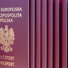 Polskie paszporty w rzędzie. Dowiedz się, jak sprawdzić ważność paszportu online, by podróżować bez przeszkód.
