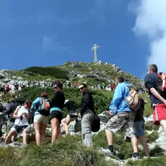 Tłum turystów wspina się na Giewont, by zobaczyć krzyż. Ile się wchodzi? To zależy od kondycji!