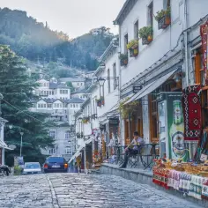 Urokliwa ulica w Gjirokastrze, Albania. Marzysz o podróży do strefy Schengen? Albania czeka!