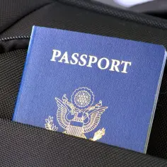Niebieski paszport USA w kieszeni torby podróżnej. Planujesz podróż? Sprawdź, czy na Cypr potrzebna jest wiza.