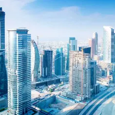 Nowoczesne drapacze chmur w Dubaju. Zastanawiasz się, czy do Dubaju potrzebna jest wiza? Sprawdź przed podróżą!