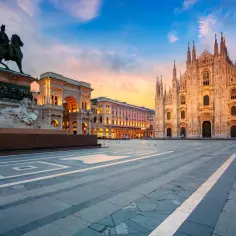 Katedra w Mediolanie i pomnik konny na Piazza del Duomo. Idealne miejsce na rozpoczęcie zwiedzania, gdy masz bilety mediolan komunikacja.