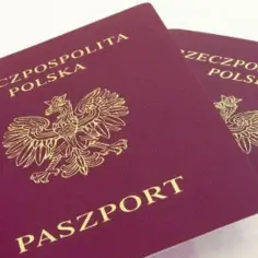 Dwa polskie paszporty. Zastanawiasz się, ile lat ważny jest paszport? Zazwyczaj 10 lat dla dorosłych.
