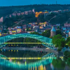 Tbilisi nocą, z mostem Pokoju i zabytkowym centrum na wzgórzu. Czy Gruzja jest w Europie? Tak, to piękny kraj na styku kultur.