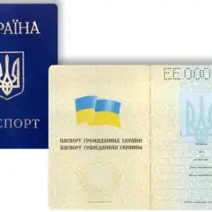 Oto jak wygląda paszport ukraiński: niebieska okładka z godłem i napisem "Ukraina", "Paszport". Wewnątrz widnieją dwie flagi Ukrainy i dane posiadacza.