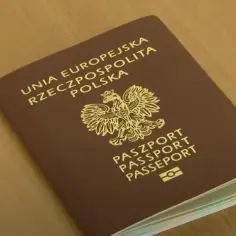 Brązowy paszport Rzeczypospolitej Polskiej z godłem orła. Zastanawiasz się, kto ma zniżkę na paszport?