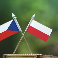 Flagi Czech i Polski skrzyżowane na tle zieleni. Czy do Czech dziecko musi mieć dowód?