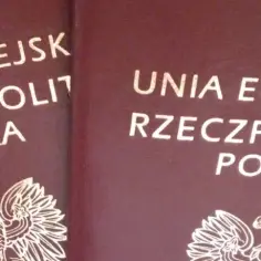 Dwa polskie paszporty. Sprawdź, jak sprawdzić czy paszport jest aktywny, aby podróżować bez przeszkód.