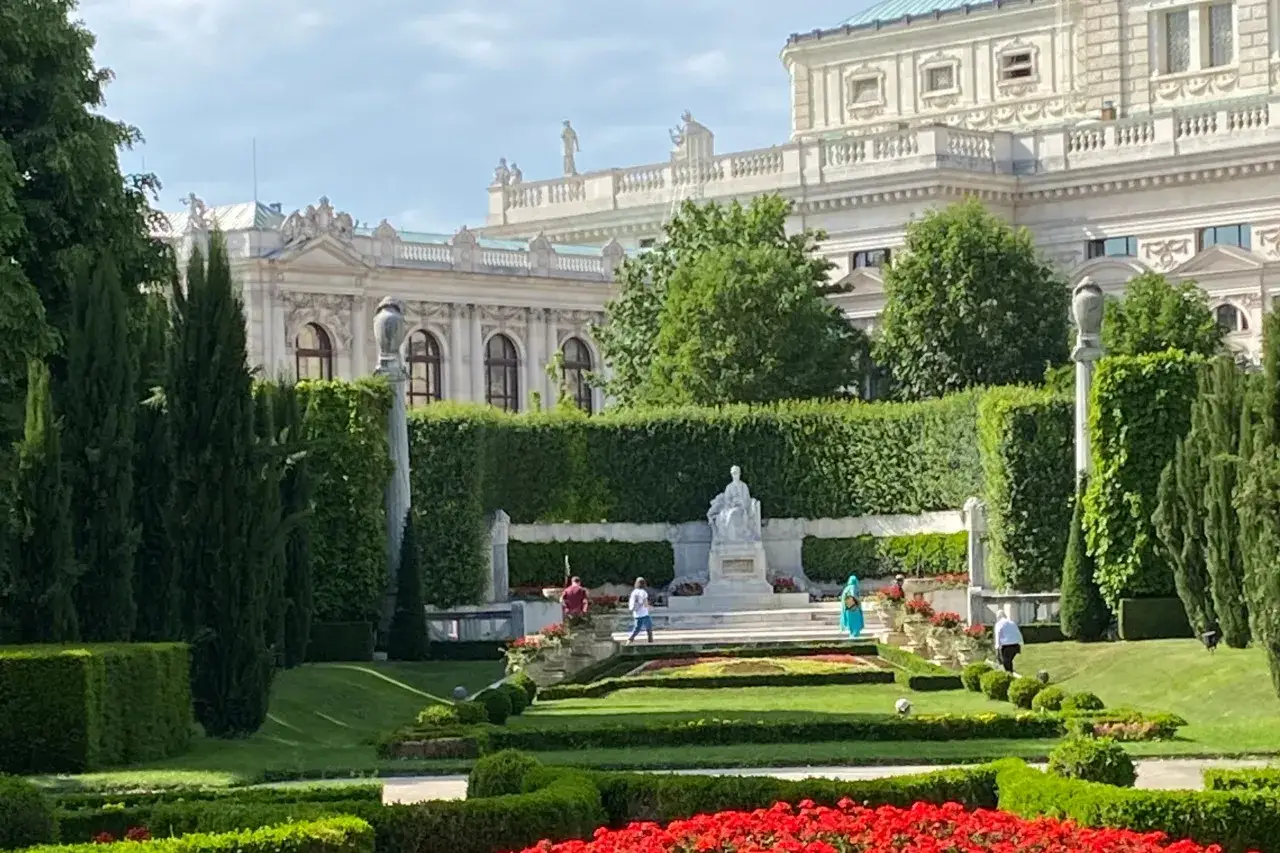 Piękny ogród w Wiedniu, z rzeźbą i architekturą. Ceny w Wiedniu mogą być wysokie, ale widoki są bezcenne.