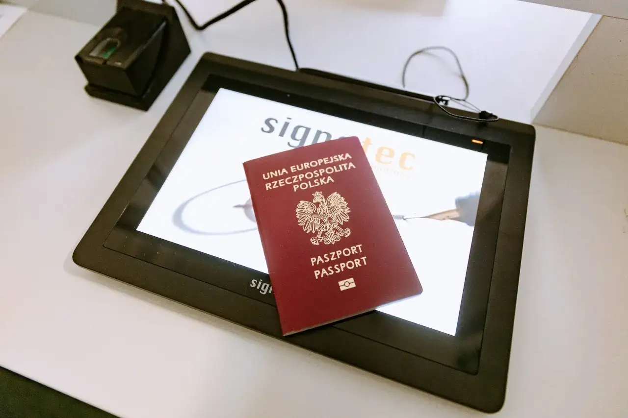 Polski paszport na ekranie tabletu. Ważność dokumentu jest kluczowa, by móc swobodnie podróżować, np. do Włoch.