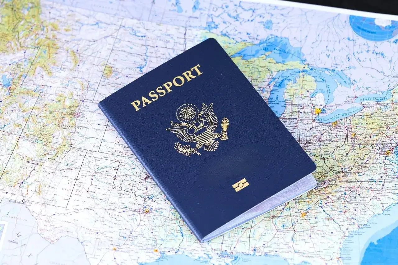 Paszport USA na mapie. Ważny dowód osobisty przed wyjazdem za granicę to podstawa, by podróżować bez przeszkód.