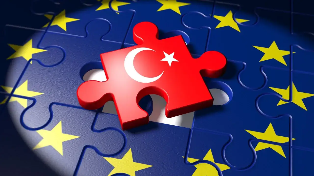 Element układanki z flagą Turcji obok puzzli z flagą UE. Czy Turcja jest w Unii Europejskiej? Pytanie wisi w powietrzu.