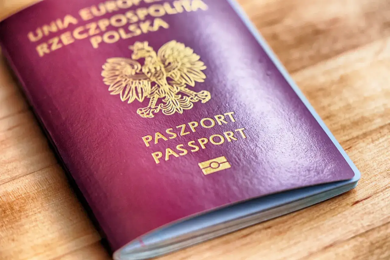 Polski paszport z godłem orła. Odciski palców do paszportu służą do potwierdzenia tożsamości i zwiększenia bezpieczeństwa podróży.