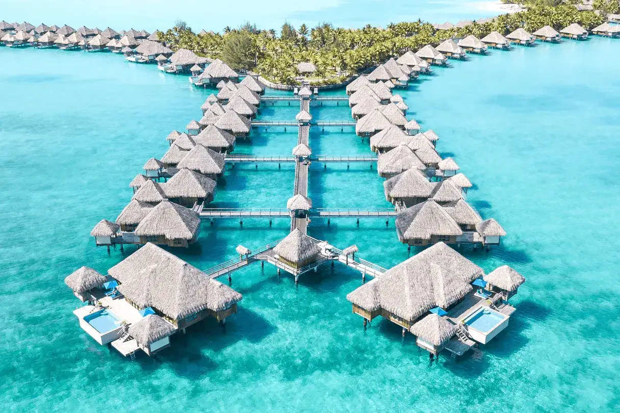Bora Bora, gdzie jest raj? Na wodzie, wśród tropikalnych domków na palach i turkusowej laguny.