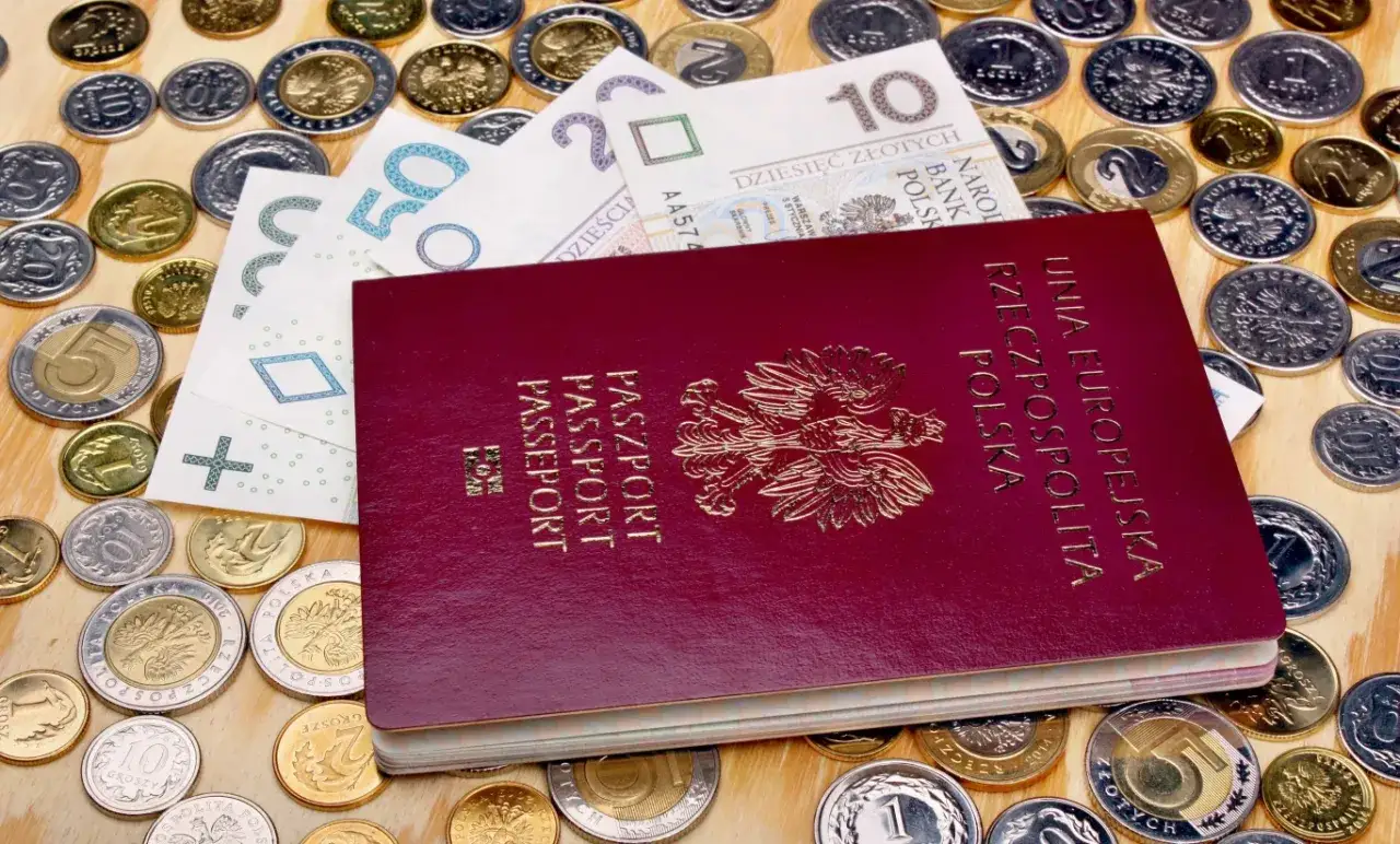 Pasport, banknoty i monety. Czy emeryci mają zniżkę na paszport?