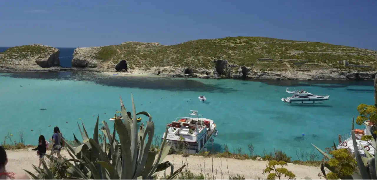 Malta: turkusowa woda, łodzie i skaliste wybrzeże. Czy na Malcie jest drogo? Widok zapiera dech w piersiach, ale ceny mogą być wysokie.