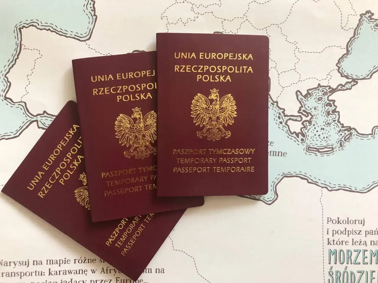Paszporty tymczasowe Rzeczypospolitej Polskiej leżą na mapie Europy. Ważność paszportu do Włoch jest kluczowa dla podróży.