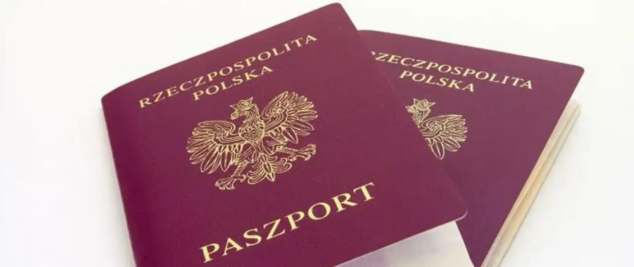 Dwa polskie paszporty. Dowiedz się, ile jest ważny paszport dla dorosłego, by móc podróżować.