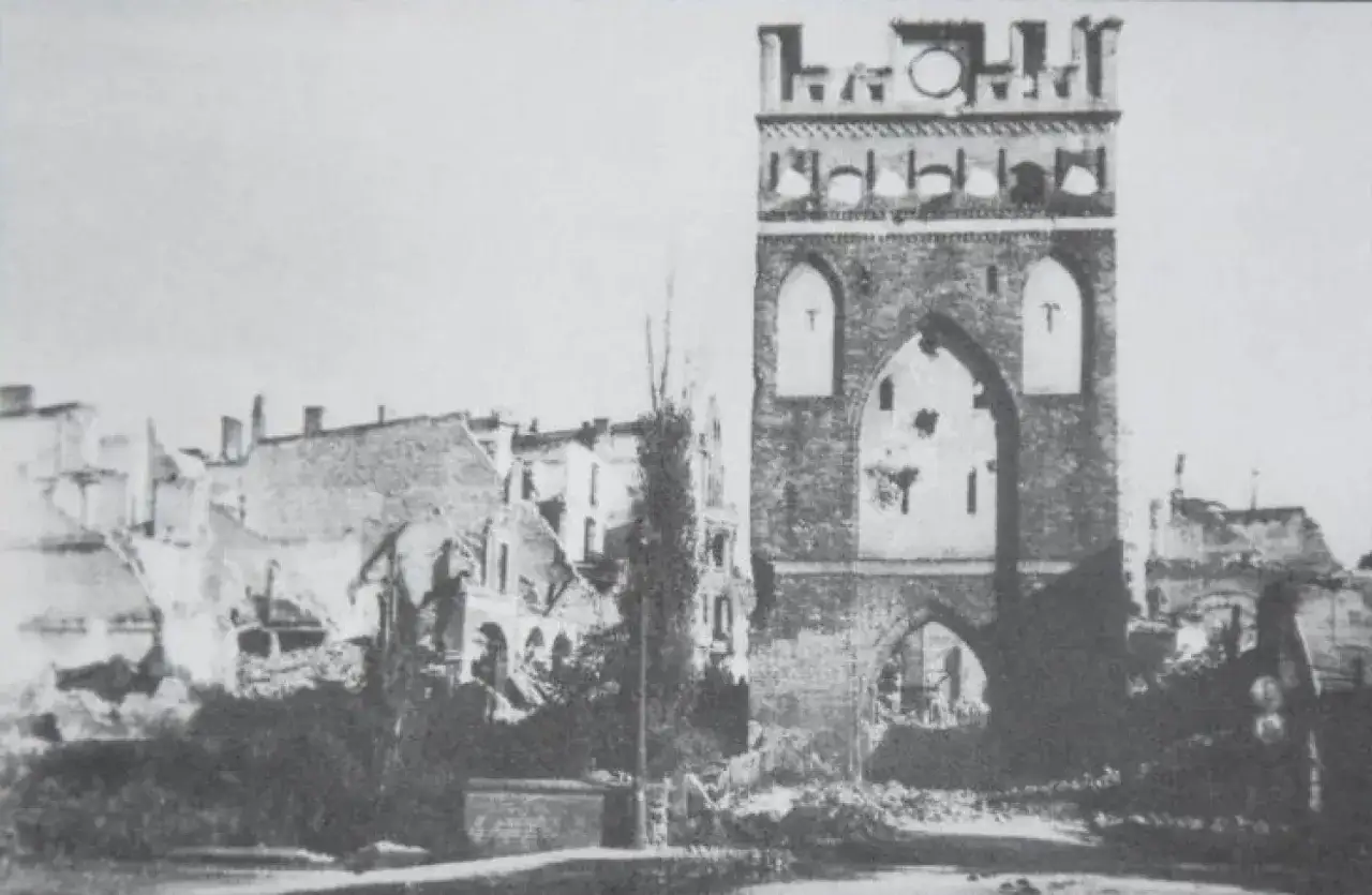 Zamek w Malborku ciekawostki: ruiny po wojnie, zniszczone mury i budynki świadczą o burzliwej historii.