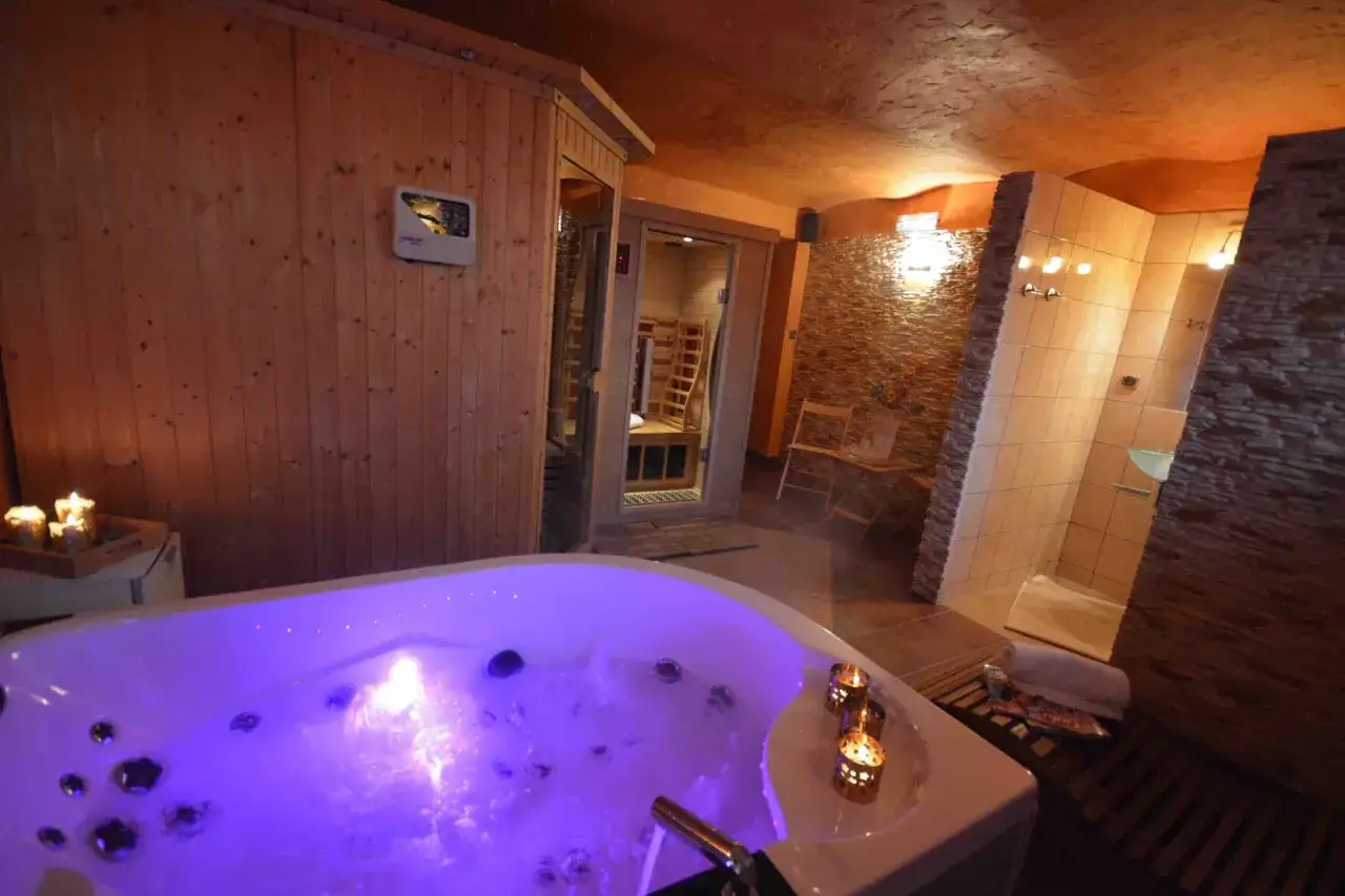 Relaks w jacuzzi i saunie to świetny pomysł na wieczór w Kudowie Zdroju.