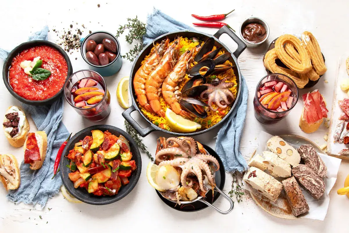 Obiad w Hiszpanii: paella z owocami morza, tapas, churros i sangria. Zastanawiasz się, ile kosztuje obiad w Hiszpanii?
