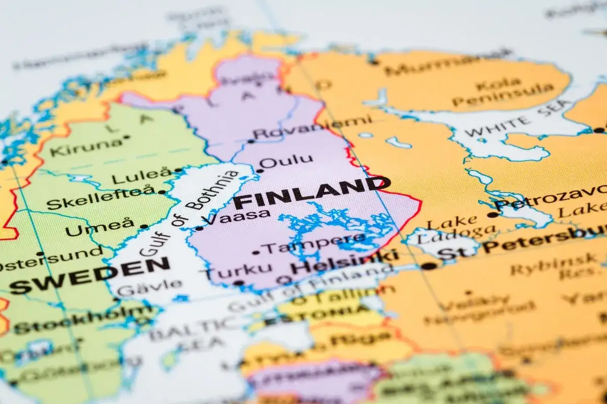 Mapa Europy Północnej. Zobacz, z kim graniczy Finlandia: Szwecja, Norwegia, Rosja i Estonia.