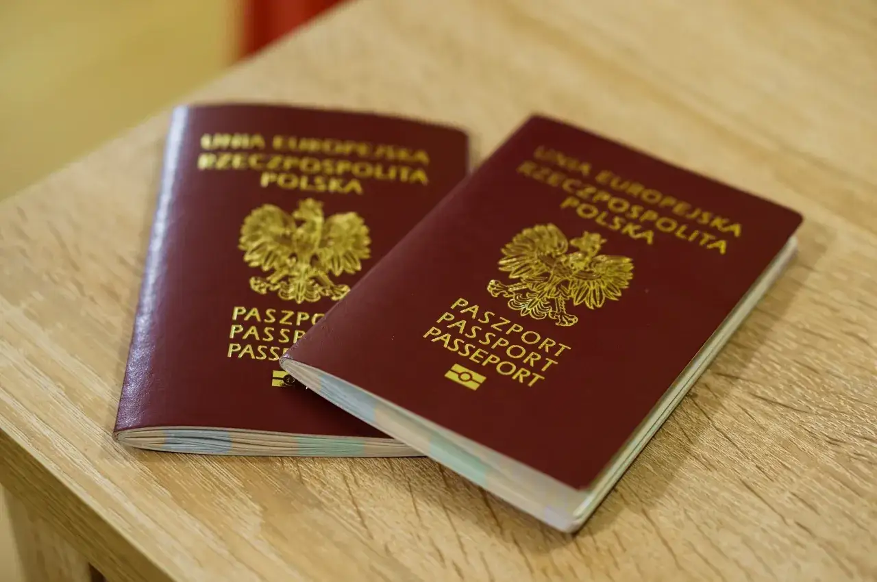 Dwa polskie paszporty na drewnianym stole. Zastanawiasz się, ile lat ważny jest paszport?