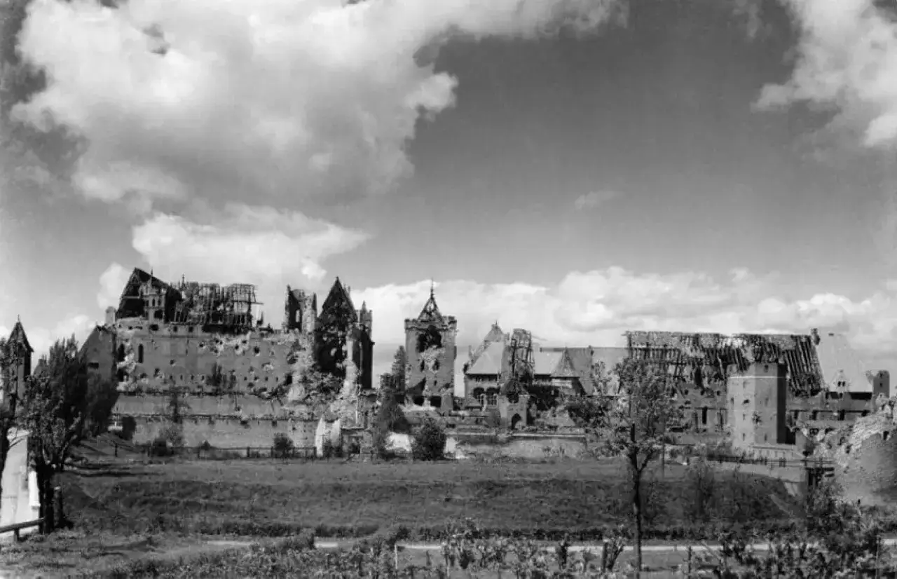 Zamek w Malborku po zniszczeniach wojennych. Ciekawostki o jego odbudowie i historii.