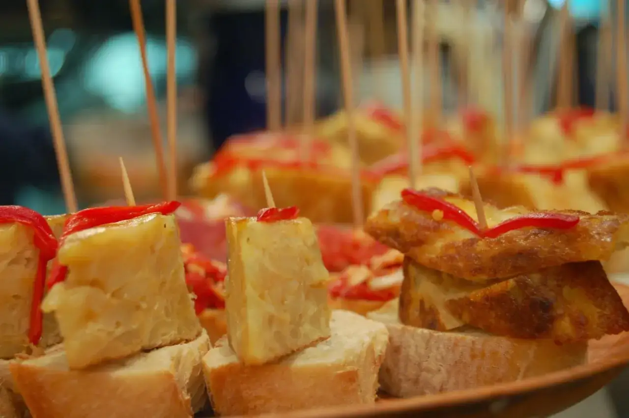 Tapas na patyczkach, jak tortilla z papryką, to świetny sposób, by dowiedzieć się, ile kosztuje obiad w Hiszpanii.