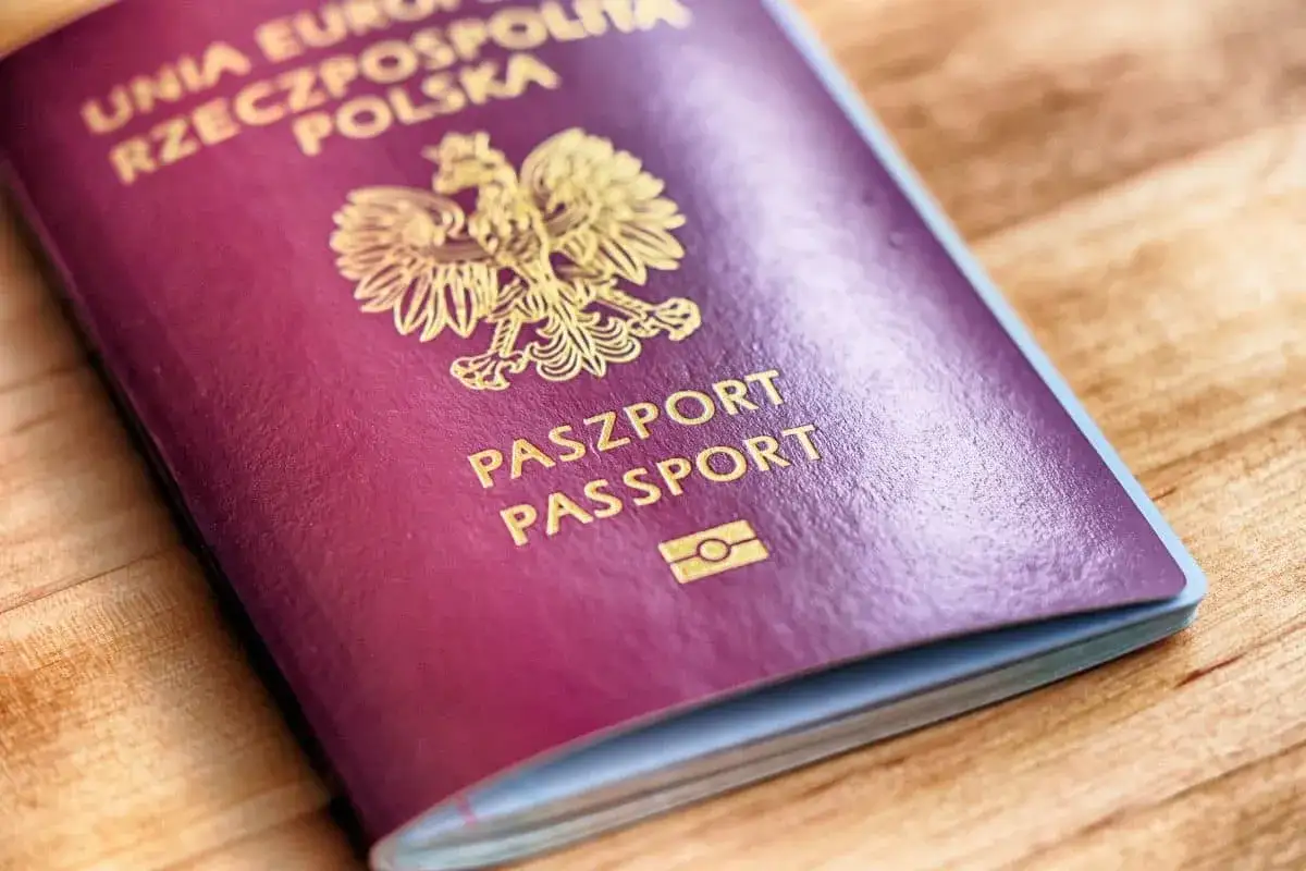 Polski paszport biometryczny z godłem orła. Czy mój paszport jest biometryczny? Ten dokument potwierdza tożsamość.