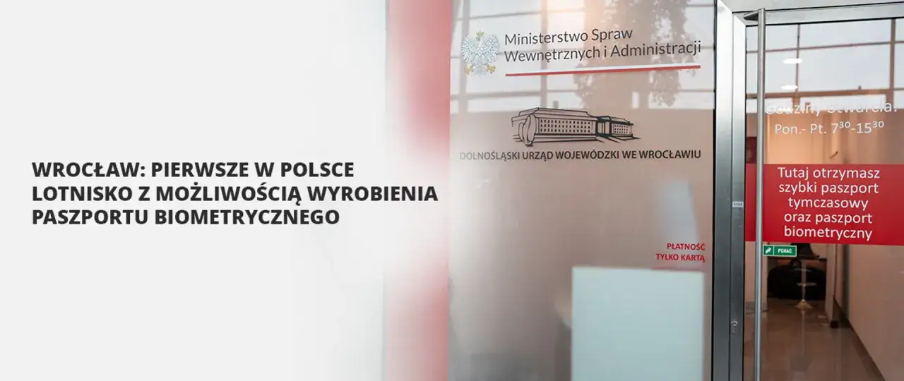 Wrocławskie lotnisko oferuje paszporty biometryczne. Na drzwiach widnieje napis