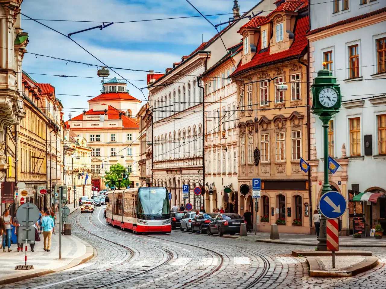 Tram w Pradze przemierza brukowane ulice. Ceny w Pradze mogą być zaskoczeniem, ale widoki są bezcenne.