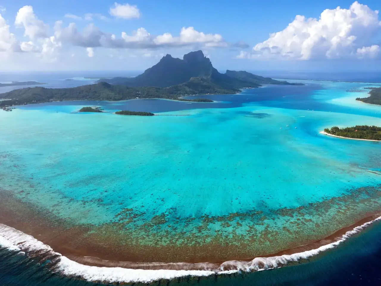 Bora Bora, gdzie jest? Rajskie wyspy otoczone turkusową laguną i rafą koralową.
