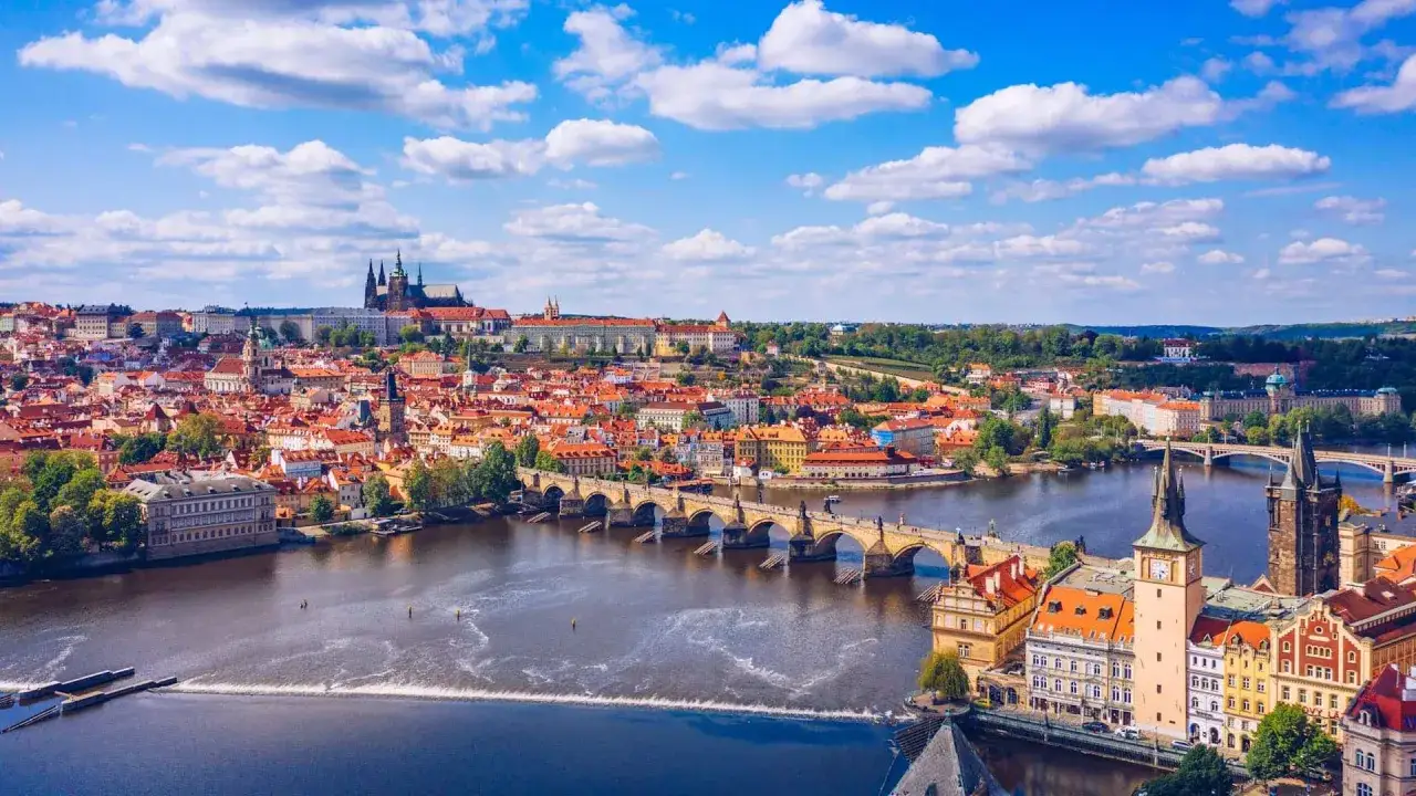 Widok na Pragę z Wełtawą i Mostem Karola. Piękne, historyczne miasto, gdzie ceny mogą zaskoczyć.