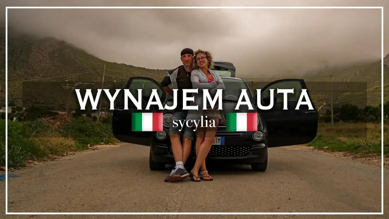 Para w czarnym aucie, gotowa na zwiedzanie Sycylii samochodem. W tle góry i chmury.