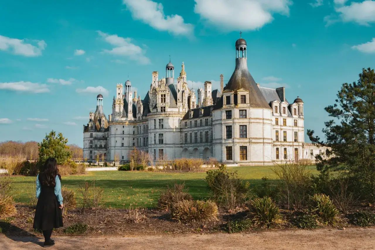 Kobieta podziwia zamek Chambord, jeden z najpiękniejszych miejsc we Francji.