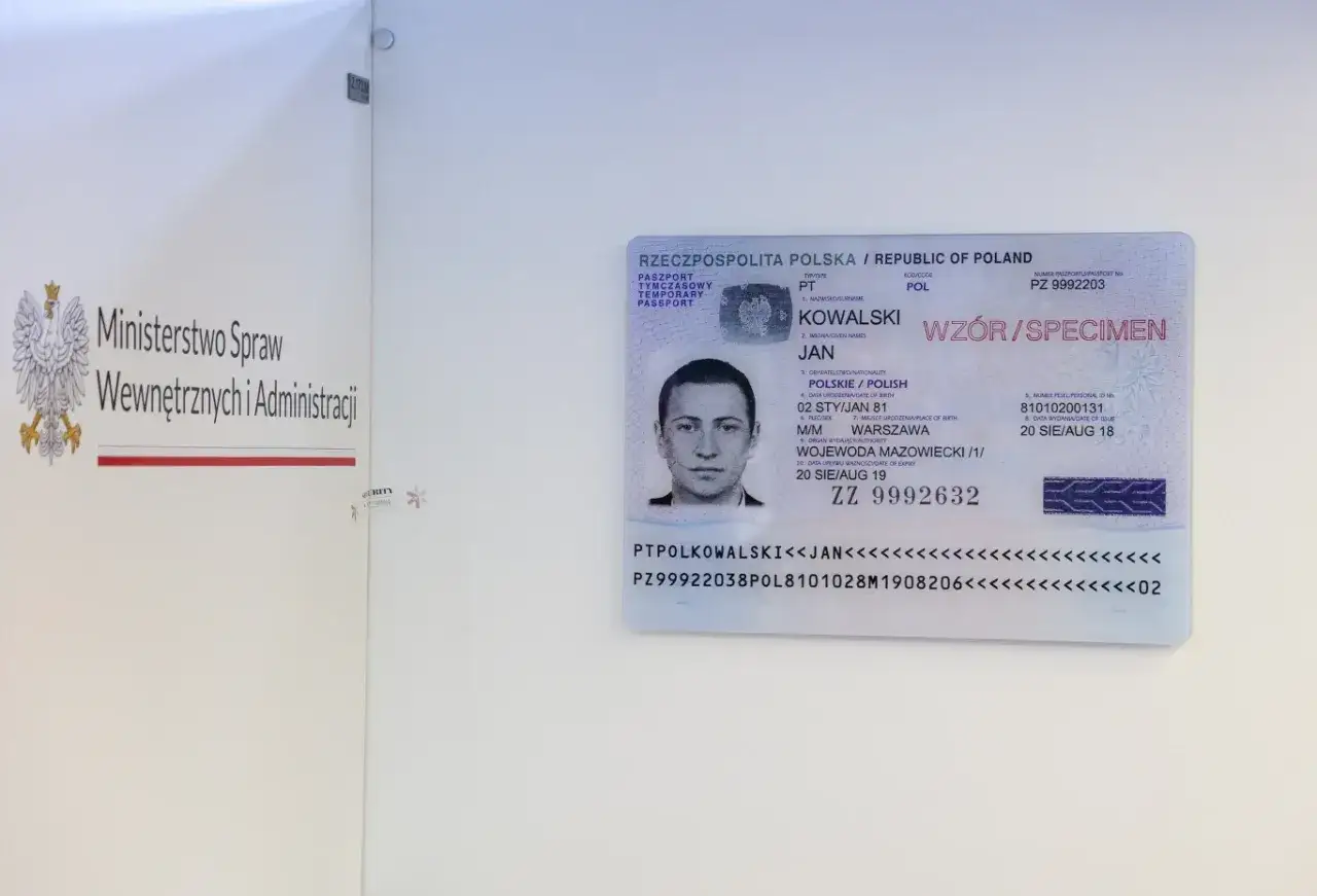 Na paszporcie widnieje seria ZZ i numer 9992632. Obok zdjęcia widnieje napis WZÓR/SPECIMEN.