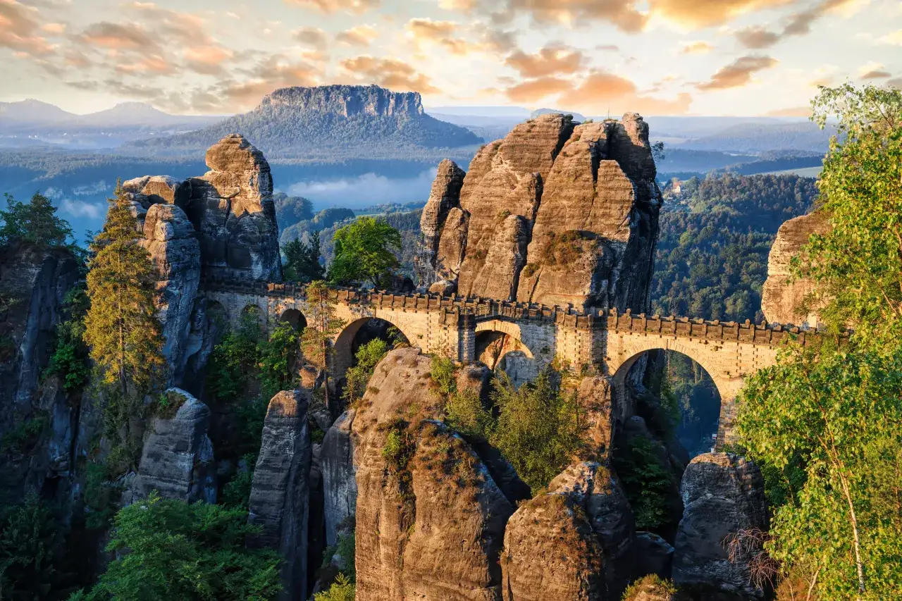 Kamienny most Bastei w Saksońskiej Szwajcarii, idealny na weekendowe wycieczki do Czech na weekend blisko granicy.