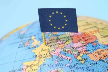Flaga UE na globusie nad Europą. Czy Turcja jest w Unii Europejskiej? Mapa pokazuje kraje europejskie.