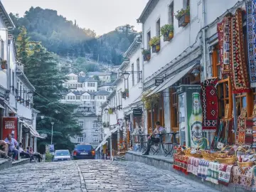 Urokliwa ulica w Gjirokastrze, Albania. Marzysz o podróży do strefy Schengen? Albania czeka!