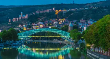 Tbilisi nocą, z mostem Pokoju i zabytkowym centrum na wzgórzu. Czy Gruzja jest w Europie? Tak, to piękny kraj na styku kultur.