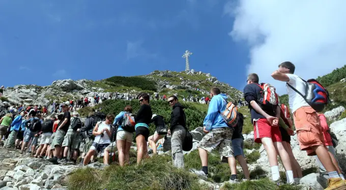 Ile się wchodzi na Giewont? Czas, szlaki i kolejki - poznaj fakty
